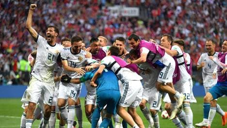 Igor Akinfejew wurde mit zwei parierten Elfern zum Helden und verschwand in der Jubeltraube