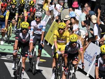 Tag vier bei der Tour de France. Nach einer anspruchsvollen Berg-Etappe wechselt das gelbe Trikot überraschend wieder den Besitzer.