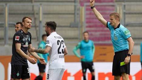 Christian Groß (li.) flog gegen Augsburg vom Platz