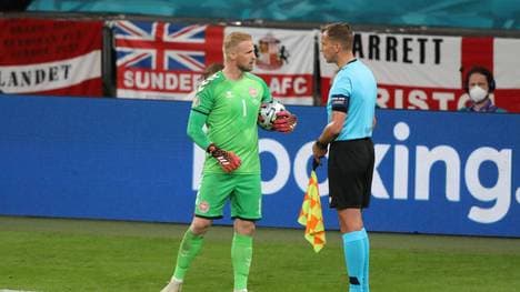 Dänemark-Keeper Kasper Schmeichel (l.) hatte im EM-Halbfinale gegen England mehrfach Redebedarf mit dem Schiri-Gespann