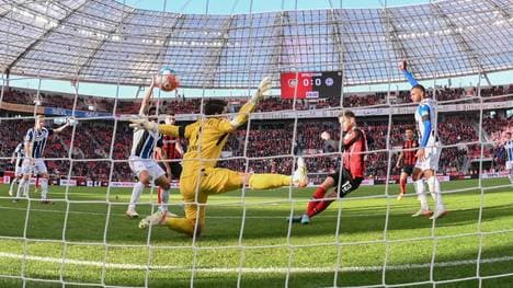 Arminia Bielefeld protestiert vergeblich: Der Treffer von Leverkusens Lucas Alario zählt