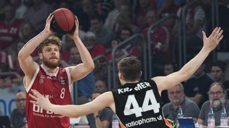 Lucca Staiger (links) von den Brose Bamberg zog sich eine Gehirnerschütterung zu