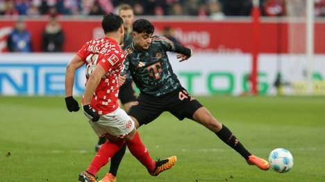 Bayerns Aleksandar Pavlovic (r.)