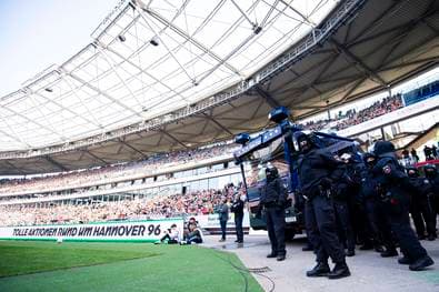 Tennisbälle, Böller, Polizei: Dieses Derby eskaliert! 