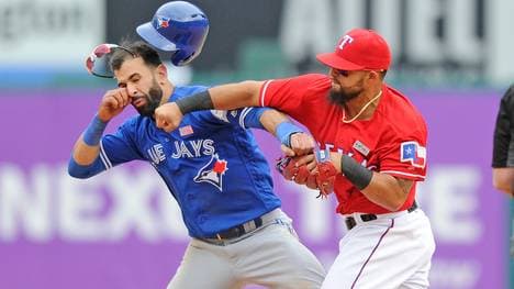 Jose Bautista (l.) musste gegen Rougned Odor einstecken