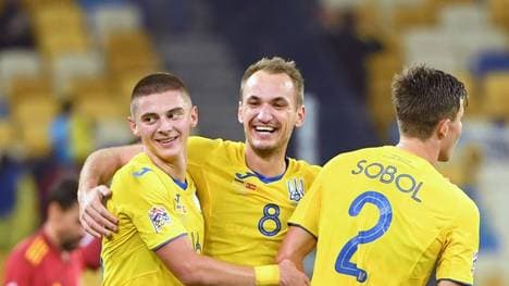 Makarenko (2. v. l.) und Sobol (r.) sind betroffen