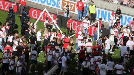 Tausende Fans stürmten nach dem Klassenerhalt den Rasen in Stuttgart