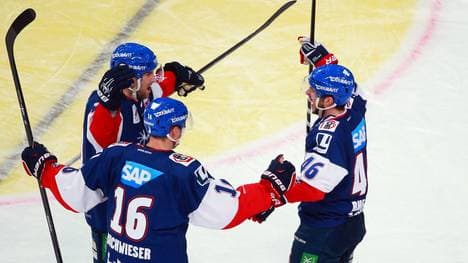 Adler Mannheim v Eisbaeren Berlin - DEL