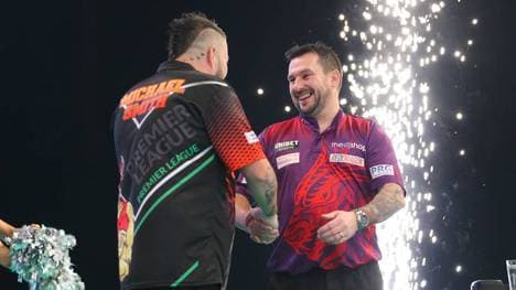 Michael Smith (l.) und Jonny Clayton lieferten sich im WM-Achtelfinale ein Duell auf höchstem Niveau