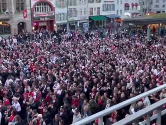 Der VfB Stuttgart tritt in der Europa League beim FC Basel an. Vor dem Spiel versammeln sich knapp 10.000 Fans in der Stadt und machen sich lautstark bemerkbar.
