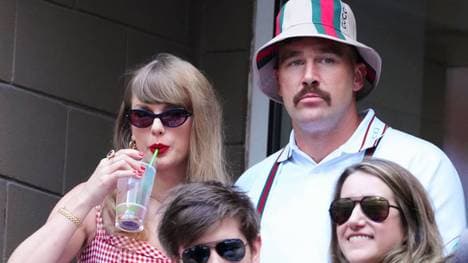 Taylor Swift, hier zusammen mit Travis Kelce, genießt 2024 ihren Honey Deuce bei den US Open