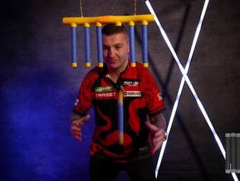 Nathan Aspinall unterzieht sich dem Reaktions-Test vor der Darts-WM 2026.