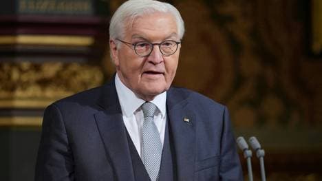 Steinmeier ist beim Eishockey, Ski alpin und Biathlon da