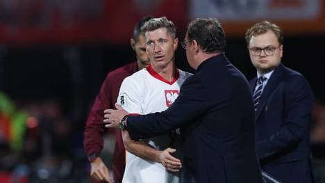 Jan Urban (l.) versteht die Verletzung von Robert Lewandowski (r.) nicht