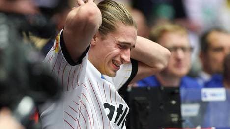 Juri Knorr fasst sich an den Kopf