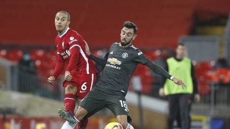 Die beiden Mittelfeldstrategen Thiago Alcantara (l.) und Bruno Fernandes im Zweikampf