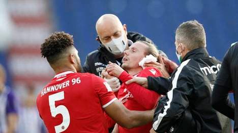 Niklas Hult (Mitte) musste mit 15 Stichen genäht werden