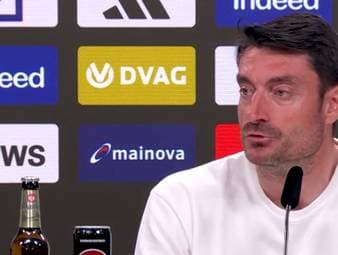 Nach der 1:2-Niederlage gegen den Hamburger SV steht Frankfurts Trainer Albert Riera erneut in der Kritik. Auf Fragen zu seiner Zukunft geht der Spanier jedoch nicht ein und richtet den Fokus klar auf seine Mannschaft.