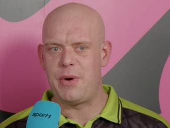 Michael van Gerwen kämpft sich bei der Darts-WM in Runde zwei und erklärt, warum er nach dem Spiel so emotional wurde.
