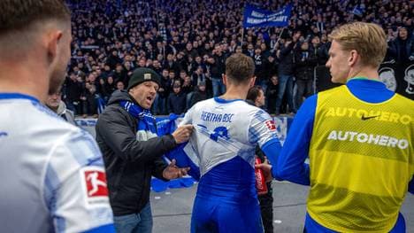 Hertha-Ultras fordern die Spieler auf, ihre Trikots auszuziehen