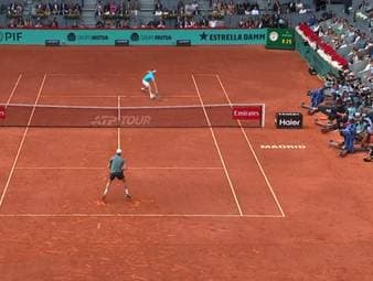 Alexander Zverev verliert das Masters-Endspiel in Madrid deutlich gegen den Italiener Jannik Sinner. Die deutsche Nummer 1 kassiert damit die neunte Niederlage in Serie gegen den Südtiroler und entschuldigt sich anschließend sogar für seine Leistung.