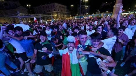 Auf dem Piazza del Popolo in Rom steigt eine Fußball-Party