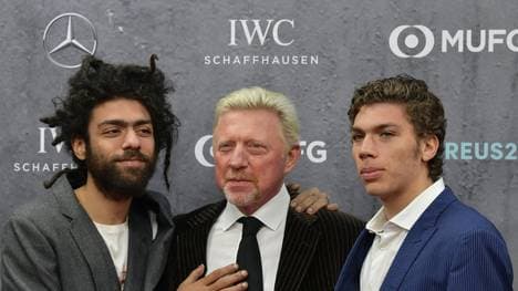 Boris Becker (M.) spricht über seine Familie