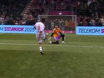Giovane Élber trifft beim Telekom Star Kick wie in alten Tagen, NiklasNeo vergibt: Die FC Bayern Legends verteidigen ihren Titel beim Benefizturnier.