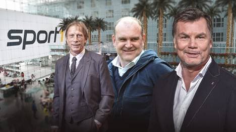 Moderator Thomas Helmer (r.) begrüßt am 18. Oktober Christoph Daum (l.) und Jörg Schmadtke im CHECK24 Doppelpass