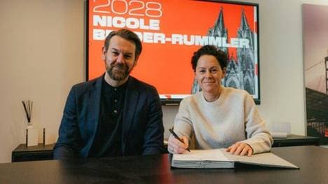 Nicole Bender-Rummler (r.) unterschreibt ihren neuen Vertrag