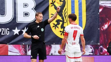 Referee Martin Petersen gab Willi Orban für lautstarkes Meckern die Gelbe Karte