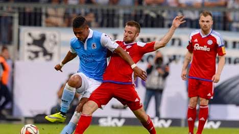 Rubin Okotie von 1860 München (l.) hat wie hier gegen Jaroslaw Lindner von Holstein Kiel oft das Nachsehen.