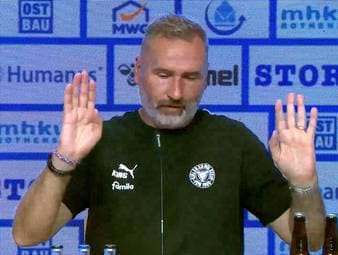 Nach der 0:2-Niederlage gegen den 1. FC Magdeburg ist Tim Walter sichtlich bedient. Auf der Pressekonferenz reagiert der Trainer von Holstein Kiel zunehmend genervt auf die Fragen der Journalisten.
