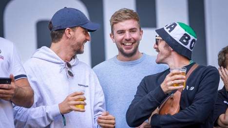 Christoph Kramer (Mitte) mit Gladbach Fan Tommi Schmitt (li.)