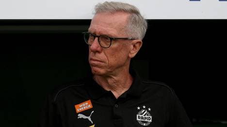 Rapid Trainer Peter Stoeger macht seine Mannschaft bereit für das kommende Match gegen Sturm Graz 