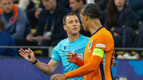 Felix Zwayer (l.) im Gespräch mit Virgil van Dijk