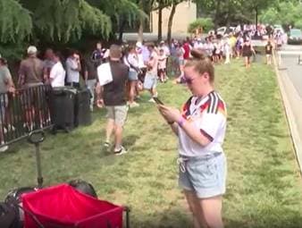 Riesiger Andrang vor einem wichtigen deutschen WM-Termin: Beim ersten öffentlichen Training in Winston-Salem war auch Manuel Neuer mit von der Partie.