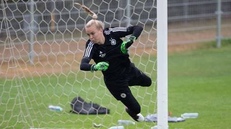 Merle Frohms darf sich im Tor des DFB-Teams beweisen 