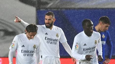 Karim Benzema (M.) brachte Real Madrid gegen Getafe in Führung