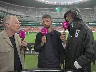 Jürgen Klopp und Thomas Müller analysieren das WM-Spiel zwischen Mexiko und Südafrika und sorgen dabei auch für den einen oder anderen Lacher. 