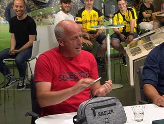 Mit Aspirin, Nagelfeile und Gesichtscreme ausgestattet, sitzt SPORT1-Experte Mario Basler im Fantalk. Warum das so ist, erklärt er im Video.