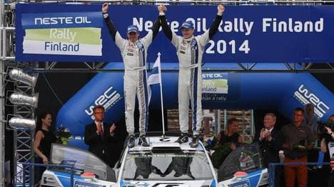 Jari-Matti Latvala und Miikka Anttila jubeln nach dem spannenden Finnland-Sieg