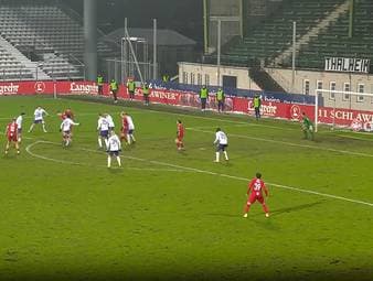 Erzgebirge Aue steckt weiter in der Krise. Gegen den TSV Havelse kassiert Aue die nächste Niederlage. Nach dem Abpfiff stellten Fans die Spieler auf dem Platz zur Rede.