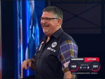 Gary Anderson überwirft sich im Spiel gegen Luke Littler und sorgt dabei bei den SPORT1-Kommentatoren und Gegner Littler für Gelächter.
