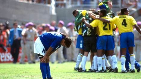 Roberto Baggio verschießt im WM-Finale 1994 den entscheidenden Elfmeter - im Hintergrund jubeln die Brasilianer