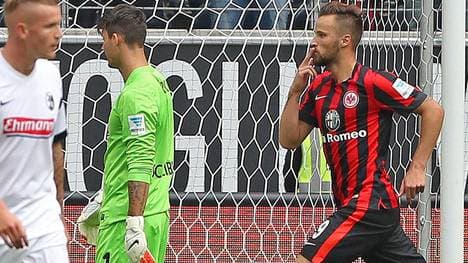 Haris Seferovic bejubelt seinen ersten Bundesliga-Treffer für Eintracht Frankfurt gegen den SC Freiburg