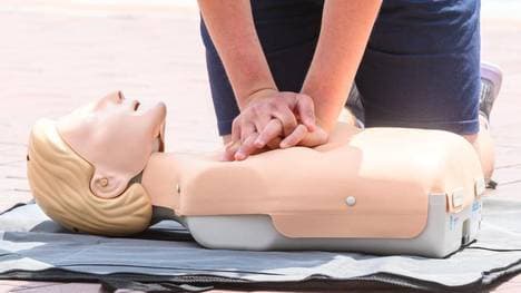 Ersthelfer sollten sich im Fall eines Herzstillstands auf die Herzdruckmassage konzentrieren,raten Experten.