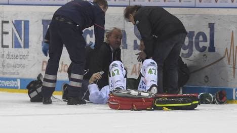 Christoph Ullmann verschluckte nach dem Check von John Henrion seine Zunge