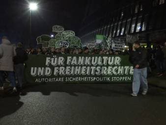 Hunderte Fans des SV Werder Bremen sind für die Fankultur und gegen verschärfte Maßnahmen in Fußballstadien auf die Straße gegangen.