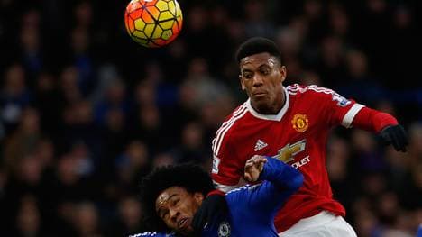 Premier League: Anthony Martial verlängert bei Manchester United, Chelseas Willian (l.) im Duell mit Anthony Martial von Manchester United